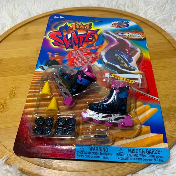 Vintage 2000 Finger Roller Skates Inline Rollerblades w/ Stunt Cones Toy - Picture 1 of 4